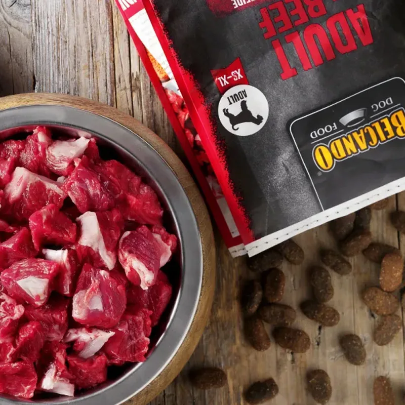 Ciotola di manzo fresco accanto a una confezione Belcando Adult Beef e crocchette