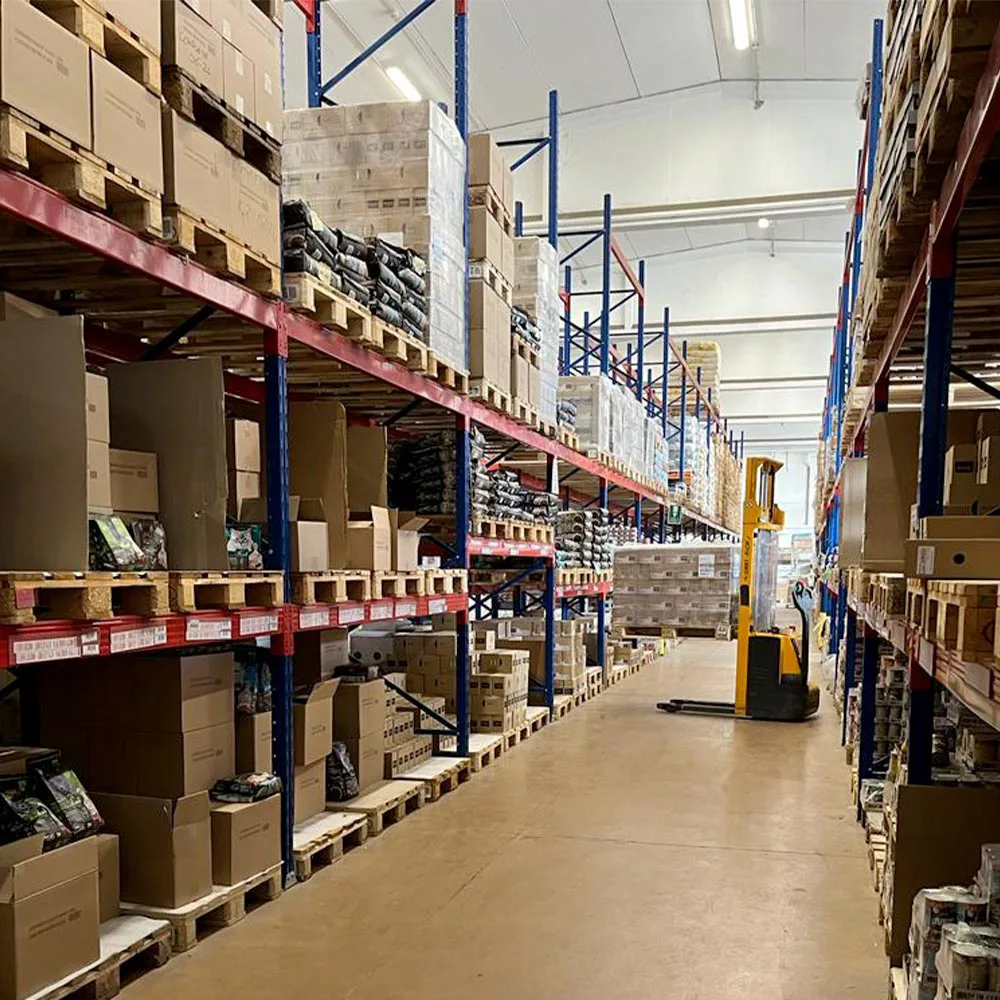 Corsia del magazzino CAPI, con scaffalature e transpallet