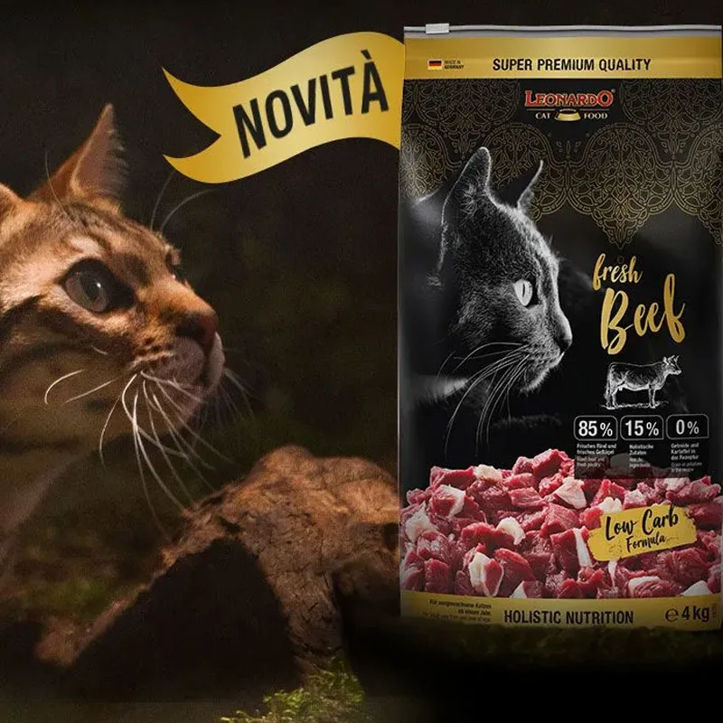 Gatto accanto a una confezione Leonardo Fresh Beef